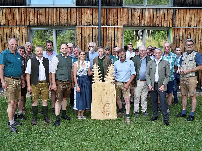 Gruppenfoto bei der Jubiläumsveranstaltung, u.a. mit ÖBf-Vorstandssprecher Georg Schöppl (4.v.r.), ÖBf-Praxistrainern und Lehrkräften der LFS Tamsweg (c) Land Salzburg/Franz Neumayr Gruppenfoto bei der Jubiläumsveranstaltung, u.a. mit ÖBf-Vorstandssprecher Georg Schöppl (4.v.r.), ÖBf-Praxistrainern und Lehrkräften der LFS Tamsweg (c) Land Salzburg/Franz Neumayr