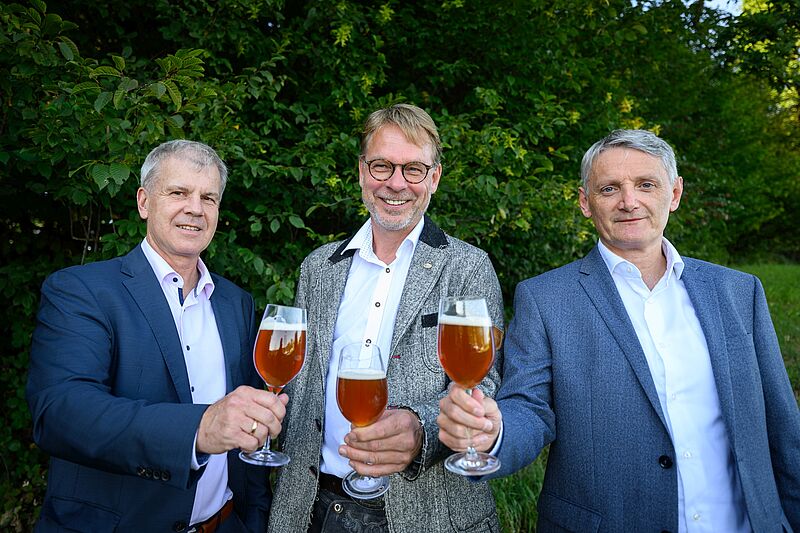 v.l.n.r. ÖBf-Vorstand Andreas Gruber, Braumeister Axel Kiesbye und ÖBf-Vorstandssprecher Georg Schöppl präsentieren Jubiläums-Waldbier „Wald der Zukunft“ (c) oebf/Jürgen Schmücking