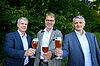 v.l.n.r. ÖBf-Vorstand Andreas Gruber, Braumeister Axel Kiesbye und ÖBf-Vorstandssprecher Georg Schöppl präsentieren Jubiläums-Waldbier „Wald der Zukunft“ (c) oebf/Jürgen Schmücking