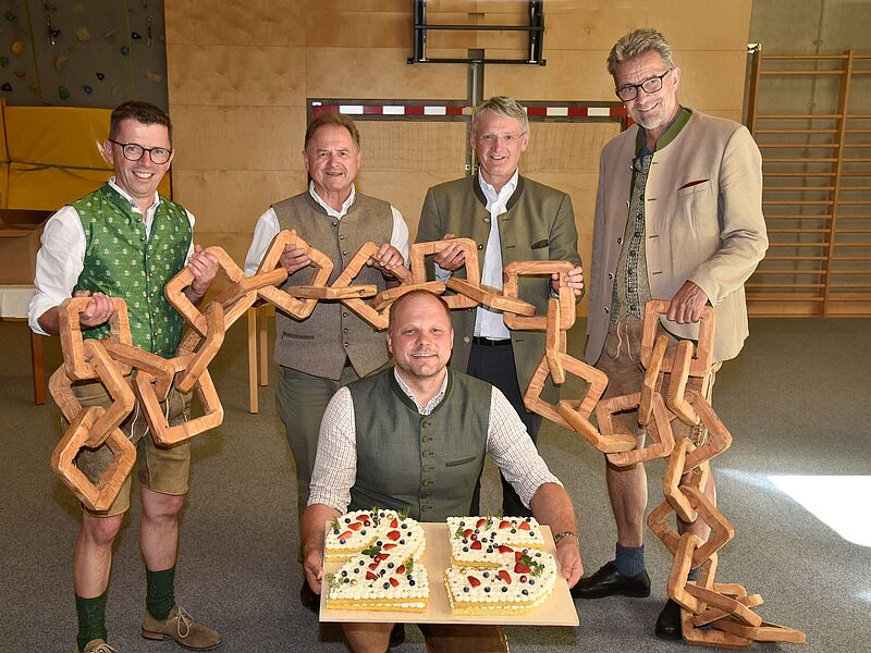v.l.: H. Schitter (Bezirksbauernkammerobmann Lungau), R. Rosenstatter (Obmann Salzburger Waldverband), M. Gappmaier (Direktor Landwirtschaftsschule Tamsweg), ÖBf- Vorstandssprecher G. Schöppl, Landesschulinspektor C. Faistauer (c) Lan v.l.: Hans Schitter (Bezirksbauernkammerobmann Lungau), Rudolf Rosenstatter (Obmann Salzburger Waldverband), Mathias Gappmaier (Direktor Landwirtschaftsschule Tamsweg), ÖBf- Vorstandssprecher Georg Schöppl, Landesschulinspektor Christoph Faistauer (c) Land Salzburg/F. Neumayr