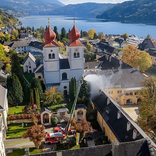 Feuerwehren proben Ernstfall im Stift Millstatt Feuerwehren proben Ernstfall im Stift Millstatt